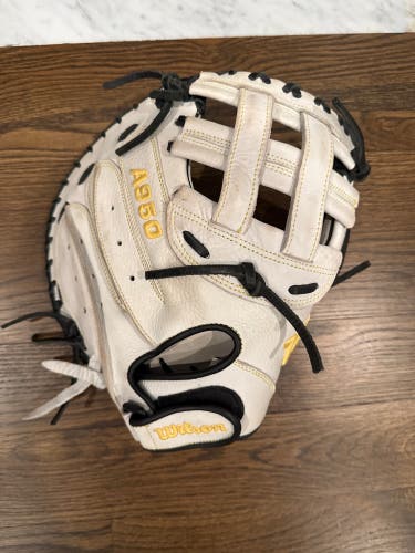 Wilson A950 RH Catcher's Softball Glove 34" (Used)