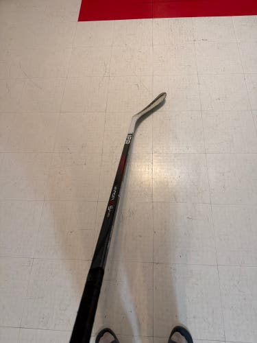 Senior Bauer Vapor X5 Pro Right Handed Hockey Stick P28 70 Flex (Used)