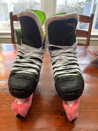 Black Bauer XLS Hockey Skates.  Size 6.5. 

Used.