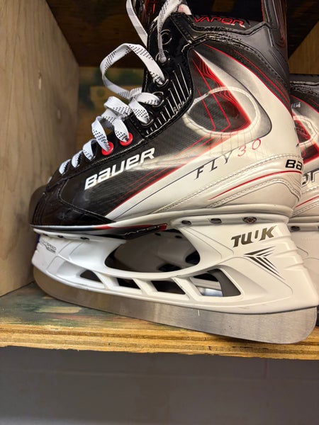 Black 2025 Bauer Vapor Fly30 Hockey Skates Extra Wide Width 7.5 (Used)