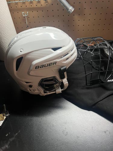 Small Bauer Re-Akt 90 Helmet (New)