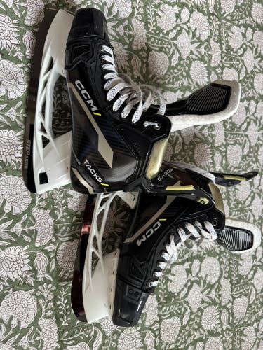 2022 CCM AS-V Hockey Skates Wide Width 9 (Used)