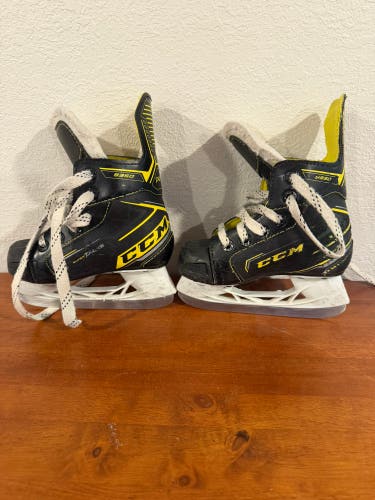 CCM Tacks 9350 Hockey Skates 9 (Used)