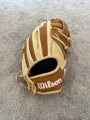 2023 Wilson A1000 RH Outfield Baseball Glove 12.5" (Used)