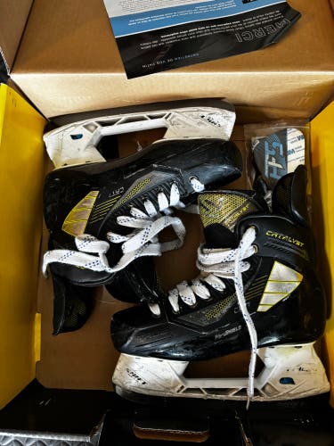 2022 True Catalyst 7 Hockey Skates Size 4 (Used)