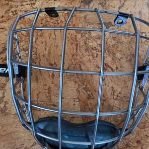 Bauer Re Akt Titanium cage Small