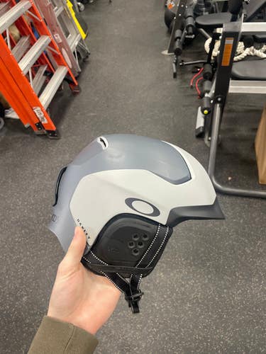 Used Oakley Snowsport Helmet Adult Grey LG 11337-S000480689