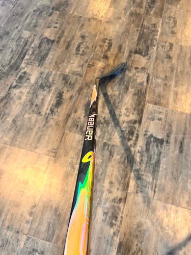 Intermediate Bauer Vapor Flylite Right Handed Hockey Stick P92 65 Flex (New)
