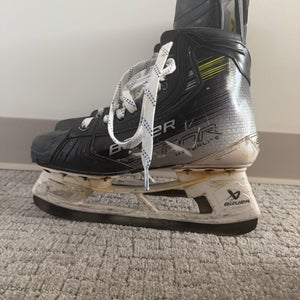 2023 Bauer Vapor Hyperlite 2 Hockey Skates Regular Width 7.5 (Used)