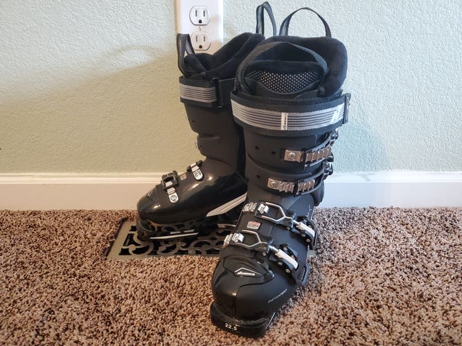 Mondo 22 & 22.5 Women's Nordica Speedmachine 3 85 W Ski Boots (Used)