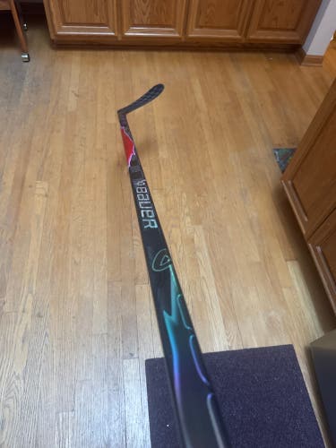 Senior Bauer Vapor Flylite Right Handed Hockey Stick P28M 65 Flex (New)