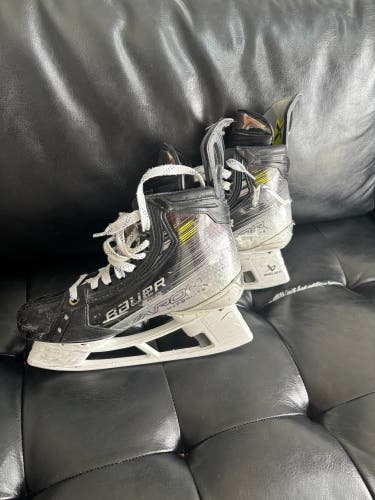 2023 Bauer Vapor Hyperlite 2 Hockey Skates Regular Width 8.5 (Used)