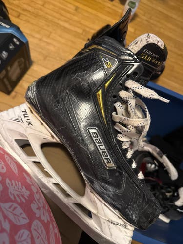 Black 2018 Bauer Supreme 2S Pro Hockey Skates Regular Width 11 (Used) extra runners