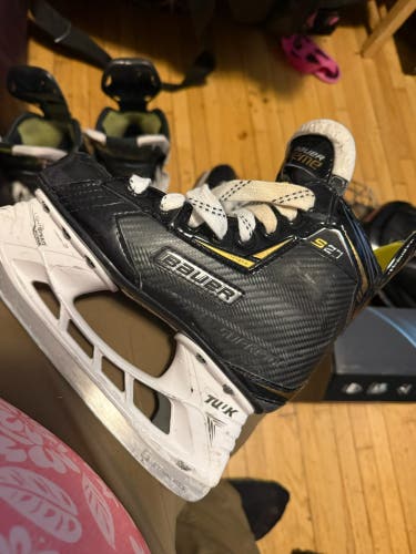 Black 2018 Bauer Supreme S27 Hockey Skates Regular Width Size 2.5 (Used)
