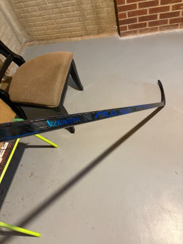 NEW Senior Bauer Pulse Right Handed Hockey Stick P28 77 Flex (New)
