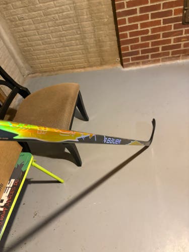 NEW Intermediate Bauer Vapor Flylite Right Handed Hockey Stick P28 65 Flex (New)