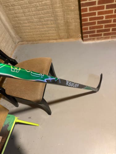 NEW Intermediate Bauer Vapor Flylite Right Handed Hockey Stick P92 55 Flex (New)