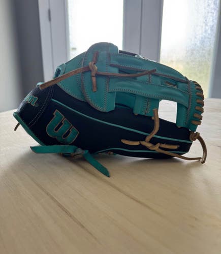 Wilson A2000 RH Outfield Baseball Glove 12.25" (Used)