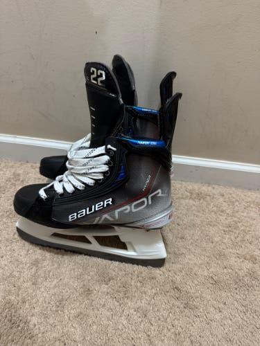 Cole Caufield Bauer Vapor Hyperlite Hockey Skates (size 7.5)