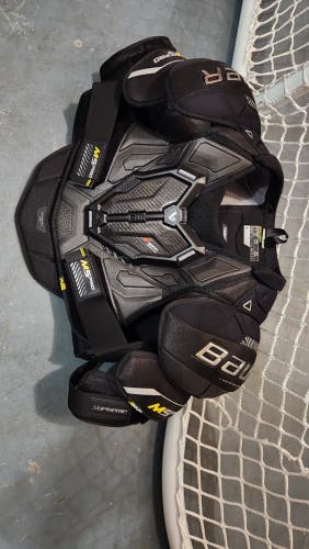 Men's XL Senior Bauer Supreme M5 Pro Shoulder Pads (Used)