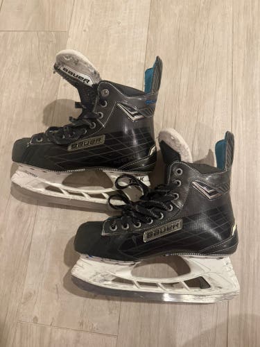 Hockey Player Skates - BAUER X