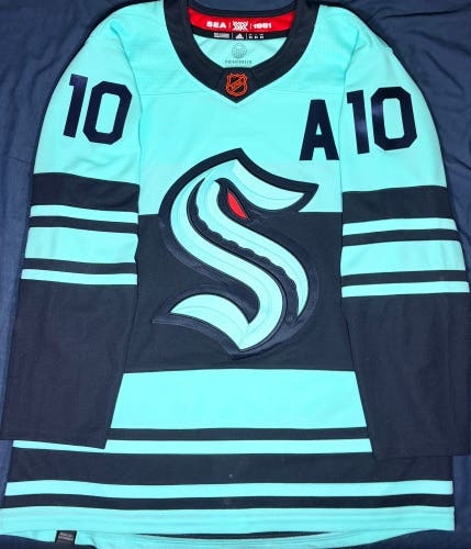 Matty Beniers Seattle Kraken Adidas Reverse Retro 2.0 Jersey Size: 54 + A Patch