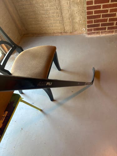 NEW Intermediate CCM JetSpeed FT8 Pro Right Handed Hockey Stick P28 65 Flex (New)