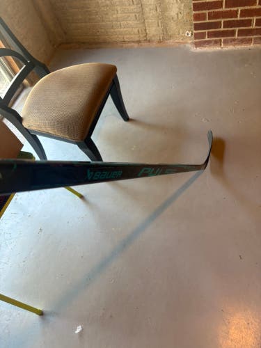NEW Intermediate Bauer Pulse Right Handed Hockey Stick P28 65 Flex (New)