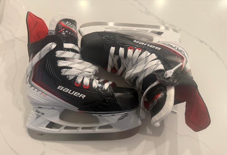 2025 Bauer Vapor Fly30 Hockey Skates Regular Width Size 4 (New) without Box