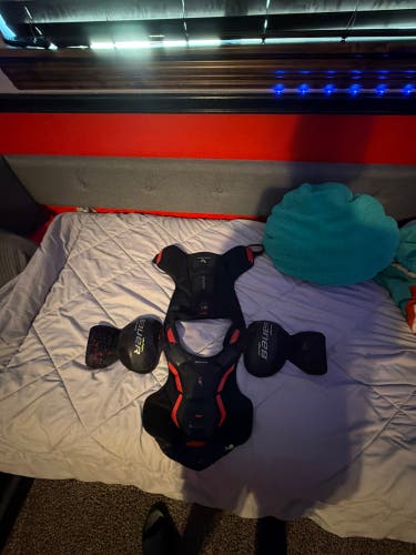 Medium Intermediate Bauer Vapor 3X Shoulder Pads (Used)