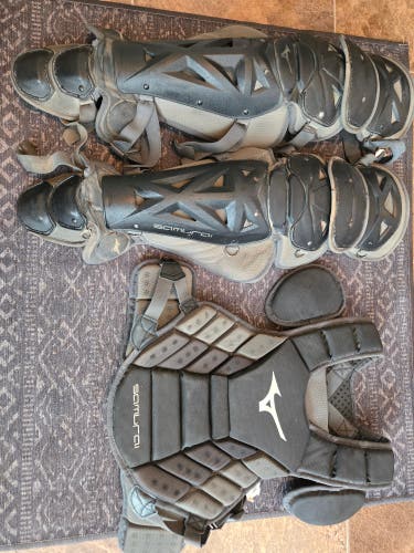 Black/Gray Mizuno Samurai Catcher's Set (Used)