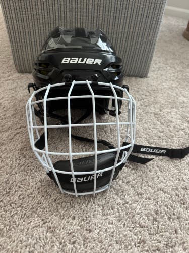 Small Bauer Re-Akt 95 Helmet Never Worn