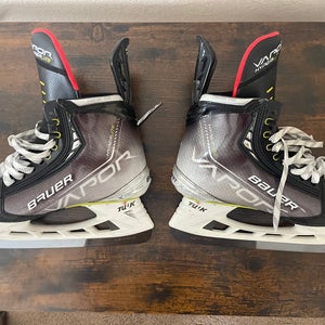 2021 Bauer Vapor Hyperlite Hockey Skates Regular Width 9 (Used)