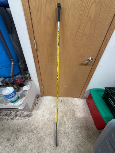 Senior Easton Synergy Grip Right Handed Hockey Stick 100 Flex (Used)