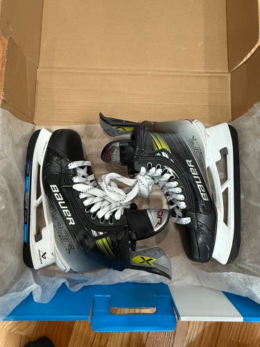 Bauer Vapor Hyperlite 2 Ice Hockey Skates
Size 9.5 Fit 2 (Used)