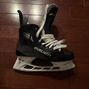 Black 2023 Bauer Vapor Hyperlite 2 Hockey Skates Regular Width 8 (Used)