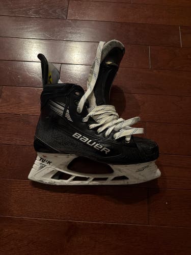 Black 2023 Bauer Vapor Hyperlite 2 Hockey Skates Regular Width 8 (Used)