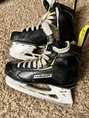 Bauer Supreme S29 Hockey Skates Regular Width Size 4.5 (Used)