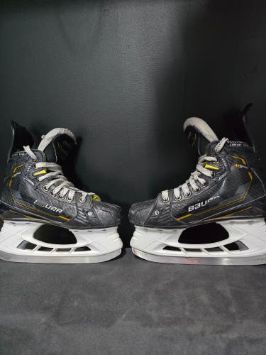 Bauer Supreme M5 Pro Hockey Skates Regular Width Size 2.5 (Used)