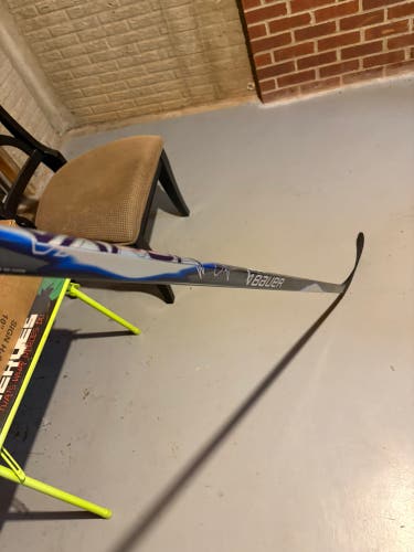 NEW Intermediate Bauer Vapor Flylite Right Handed Hockey Stick P28 65 Flex (New)