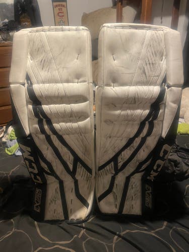 32" CCM Extreme Flex 4 Pro Goalie Leg Pads Pro Stock (Used)