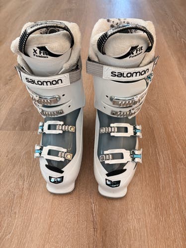 Mondo 26 & 26.5 Women's Salomon DIVINE LX Ski Boots (Used)