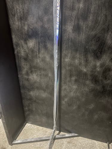 Senior Bauer Vapor Flylite Right Handed Hockey Stick P28 77 Flex (New)