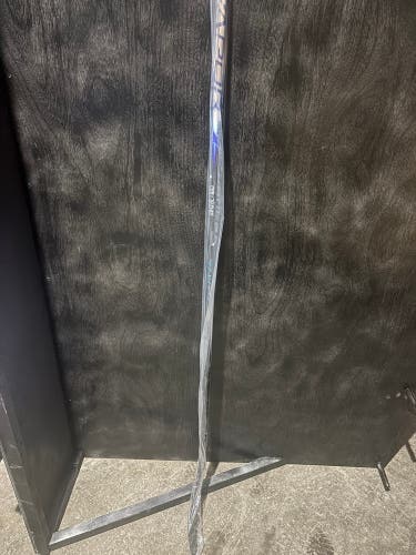 Senior Bauer Vapor Flylite Right Handed Hockey Stick P28 70 Flex (New)
