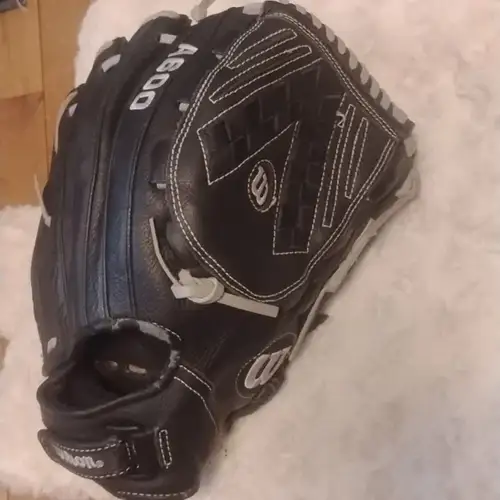 wilson A600 girls fastpitch softball glove 12.5" rt hnd throw model fvp125