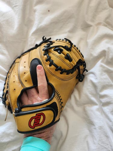 RH Catcher's Glove 33.5" (New)