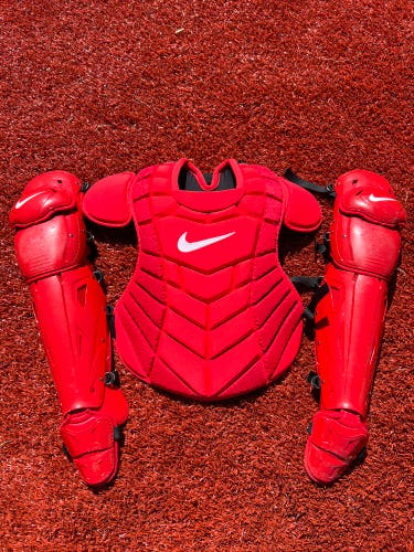 LIKE NEW Red 17in Nike Diamond Elite Catcher's Set