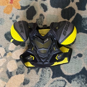 Medium Junior Bauer Supreme Ultrasonic Shoulder Pads (Used)