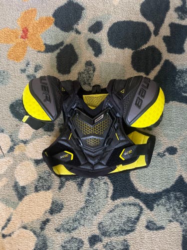 Medium Junior Bauer Supreme Ultrasonic Shoulder Pads (Used)