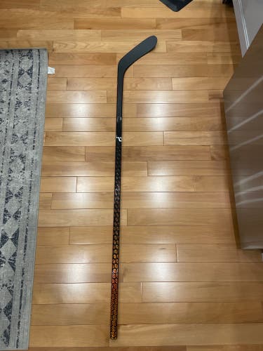Pro Stock Hockey Stick – Hossa Curve (P28-ish) | 77 Flex | RH | Grip | (Used)